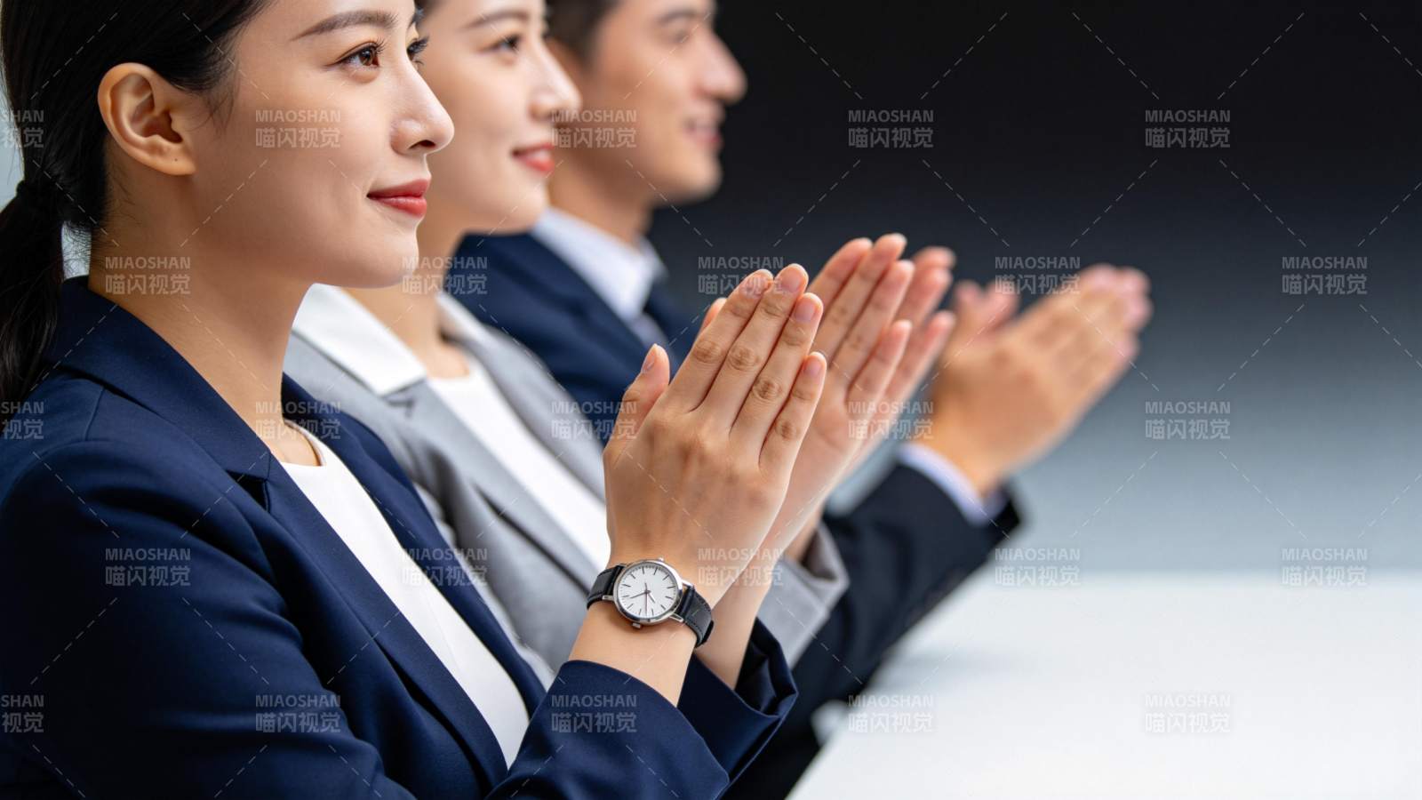 职场人士整齐鼓掌展现专业礼仪风貌图片