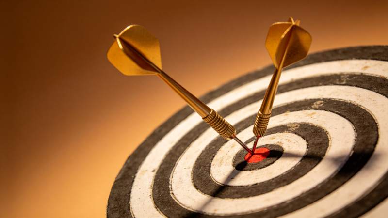 两支飞镖精准命中靶心红点图片