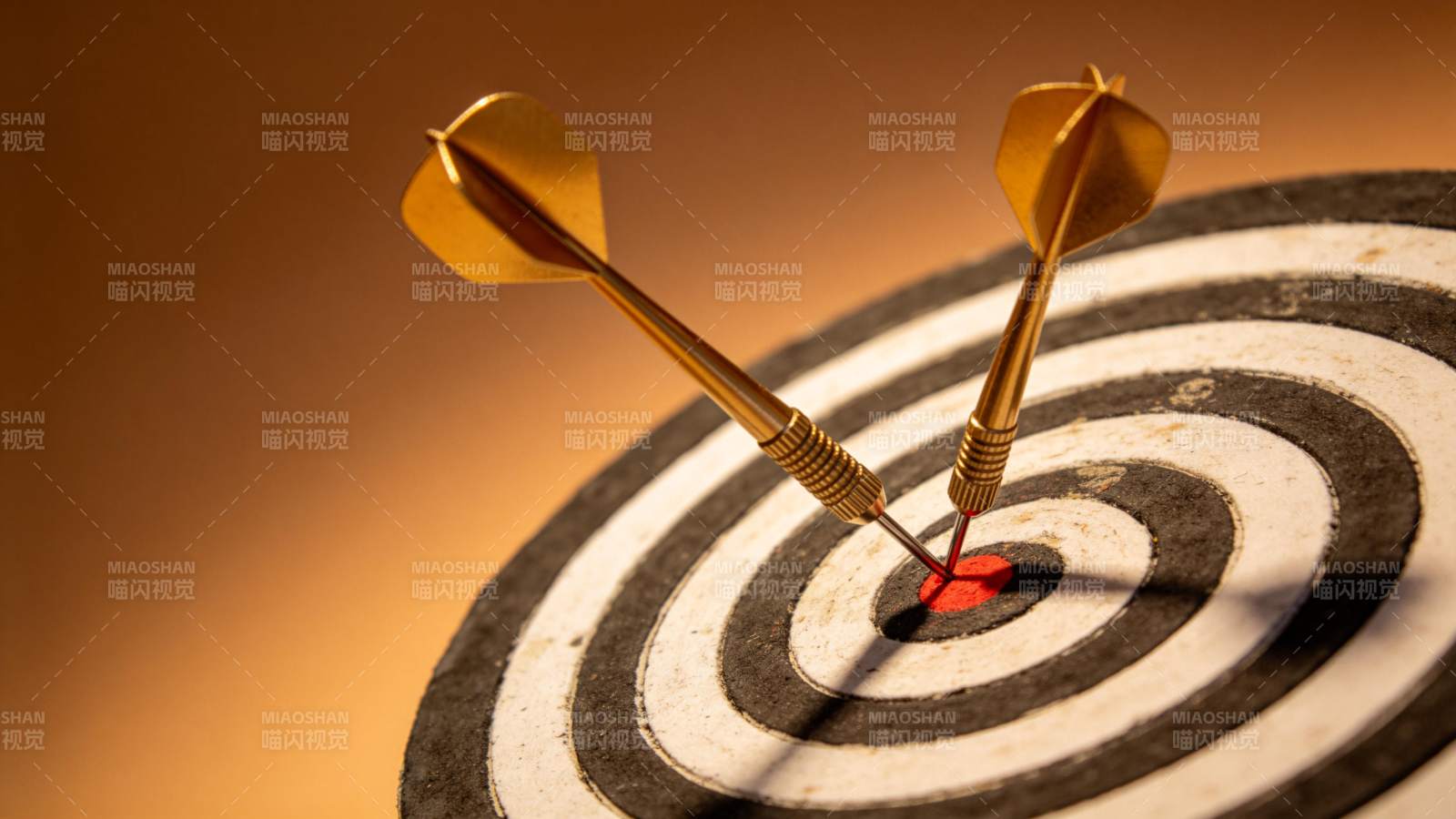 两支飞镖精准命中靶心红点图片
