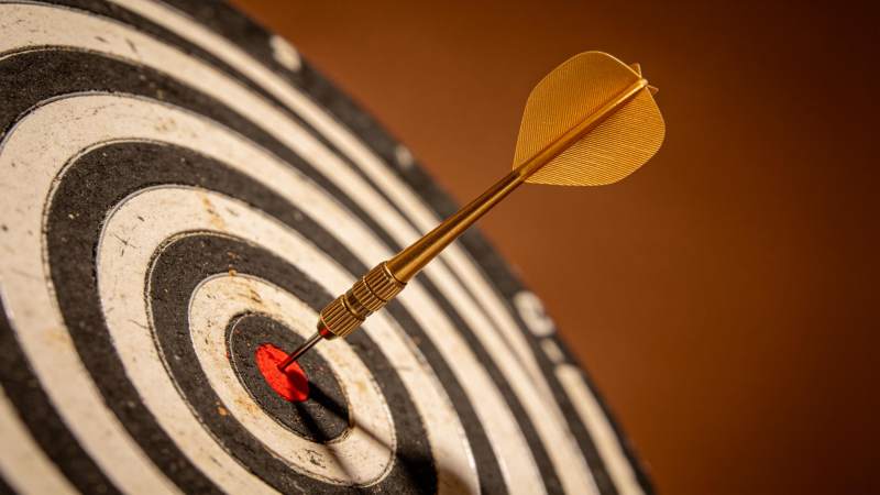 金色飞镖精准命中靶心红点特写图片