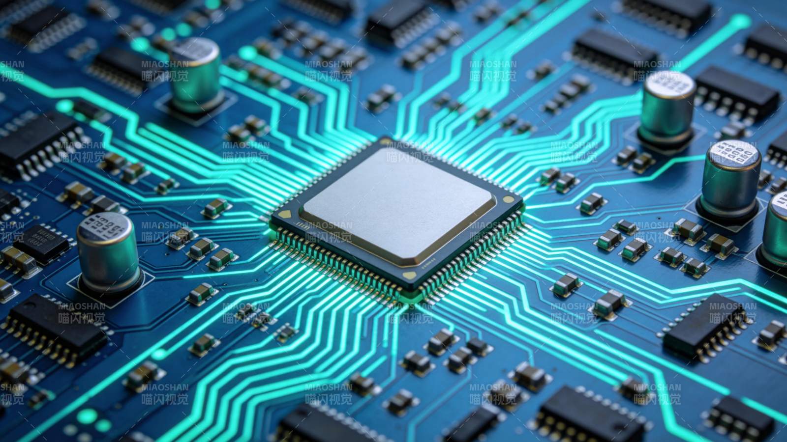 蓝色电路板上发光的集成电路芯片特写图片