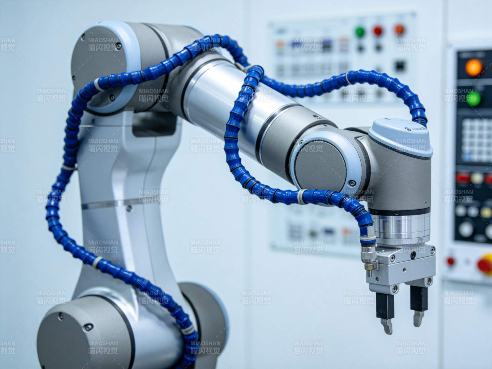 工业机械臂配备蓝色软管与夹爪装置图片