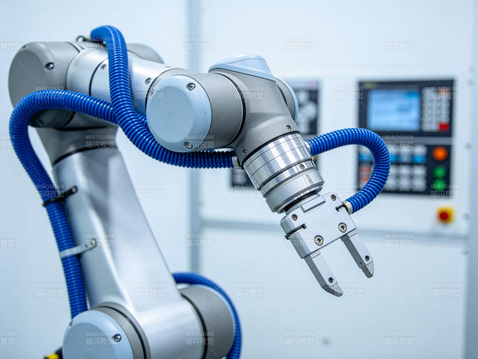 工业机械臂特写展示精密结构与蓝色管线图片