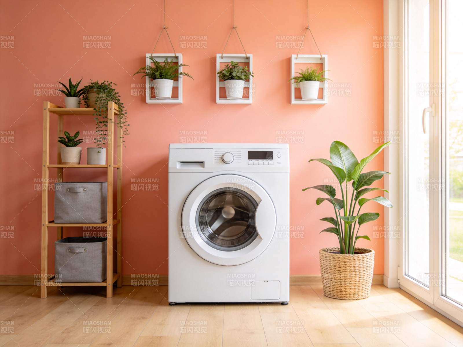 橙色墙面旁白色洗衣机与绿植装饰场景图片
