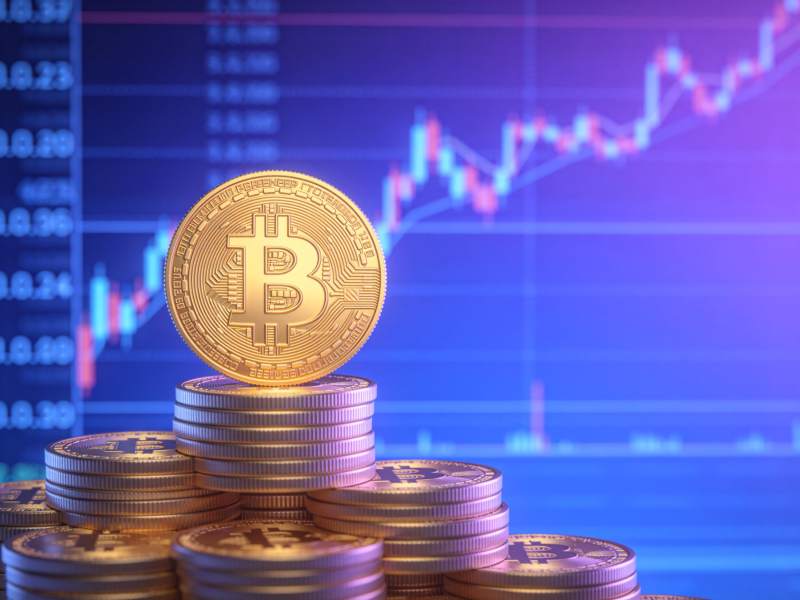 金色比特币硬币堆叠与上涨趋势图表背景图片