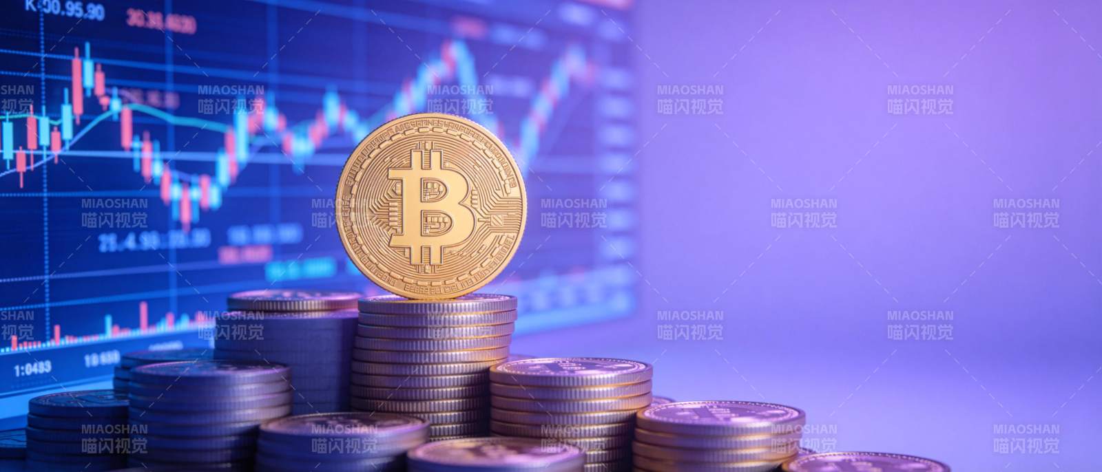 比特币金币堆叠于金融图表背景前图片