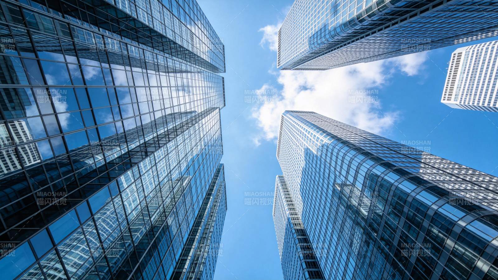 仰视视角下多栋玻璃幕墙摩天大楼林立图片