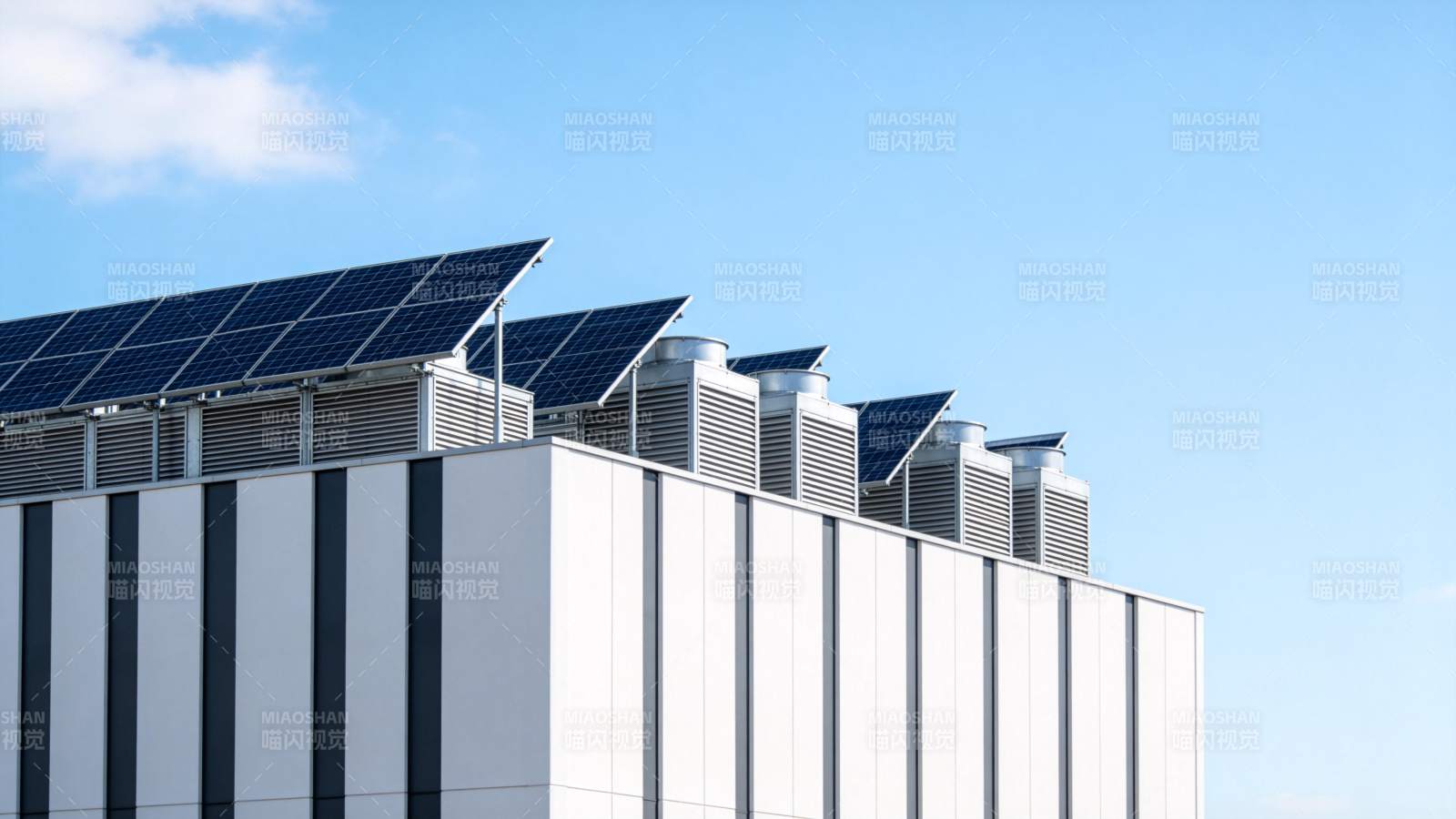 屋顶安装太阳能板与通风设备的现代建筑图片