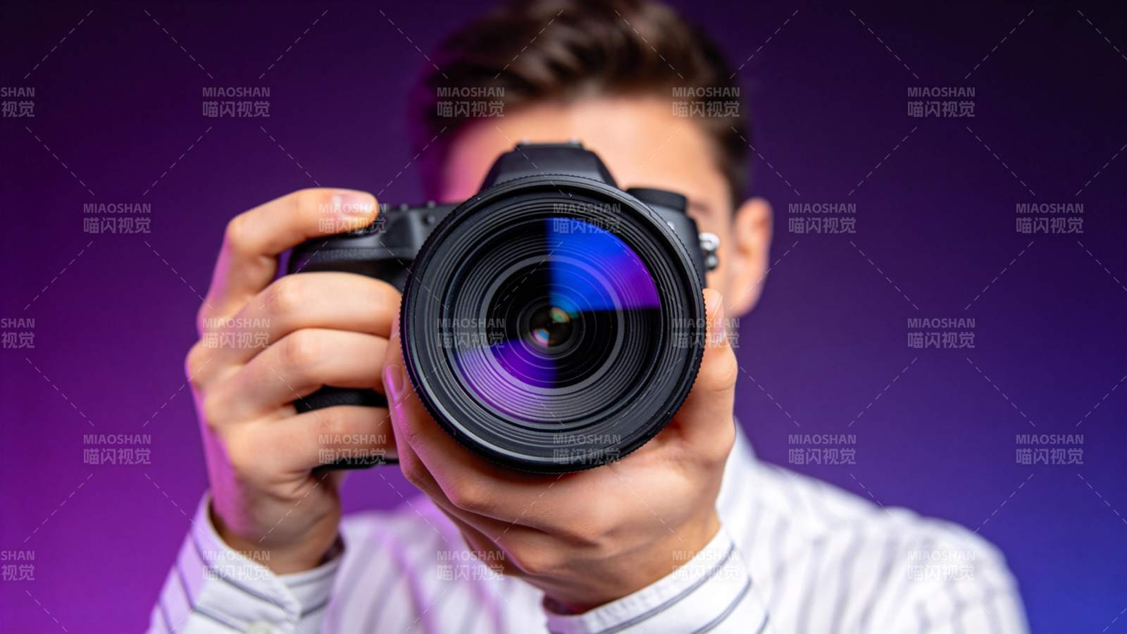 男子手持单反相机对准镜头拍摄特写图片