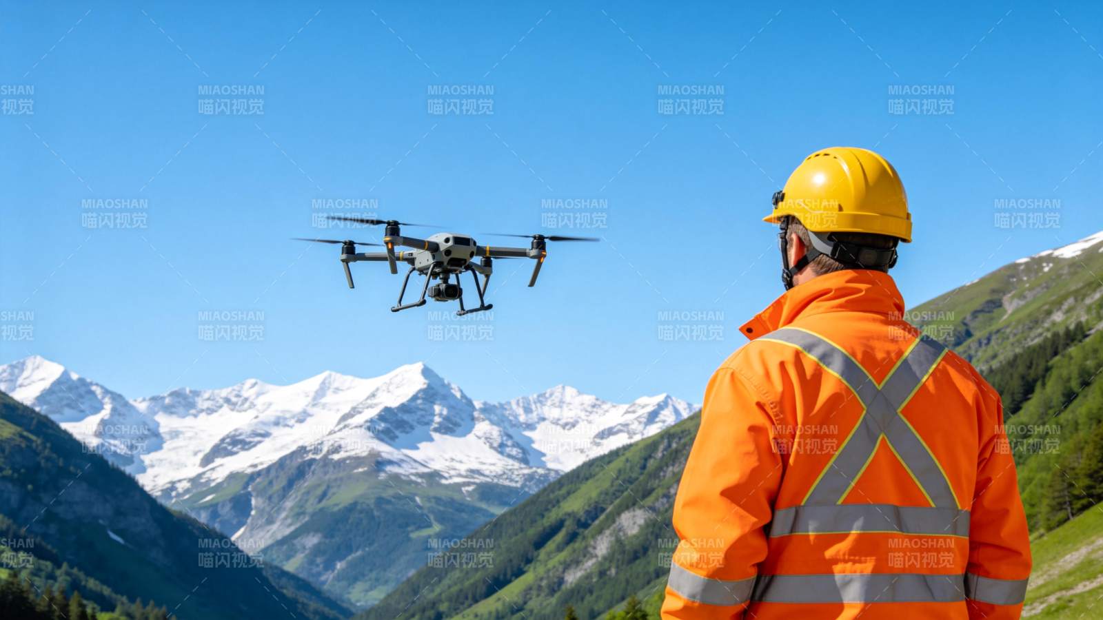 工人操控无人机进行山地巡检作业图片