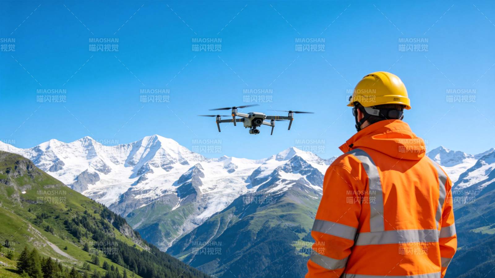 穿橙色工装人员操控无人机巡检雪山图片