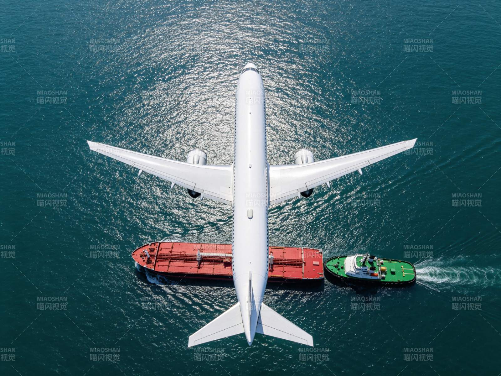 飞机货轮拖船同框海上运输场景图片