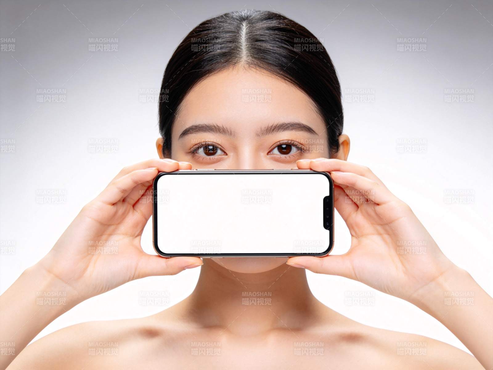 女性双手持空白手机遮挡面部特写图片