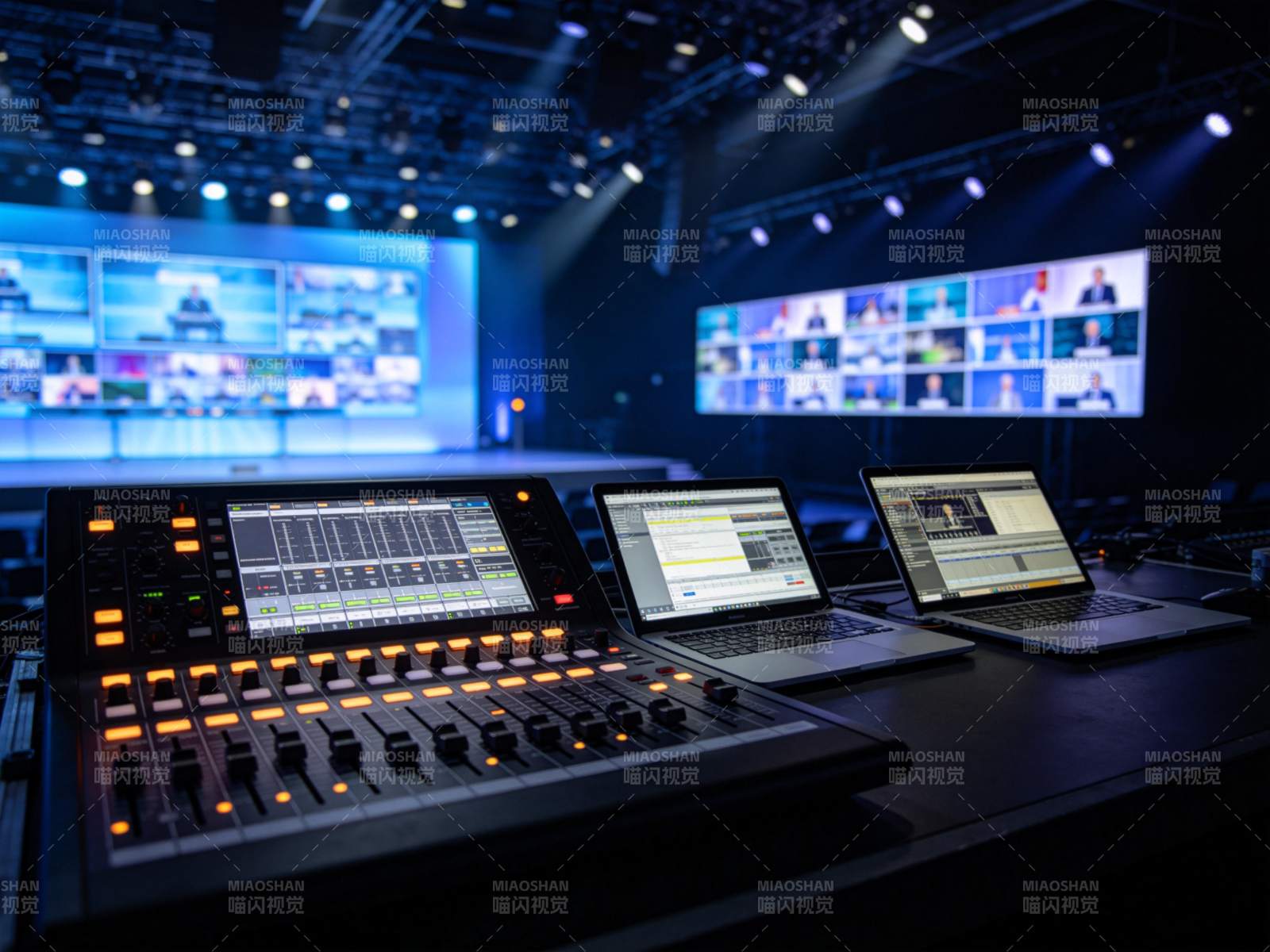演播厅内音频调音台与多屏直播控制台设备图片