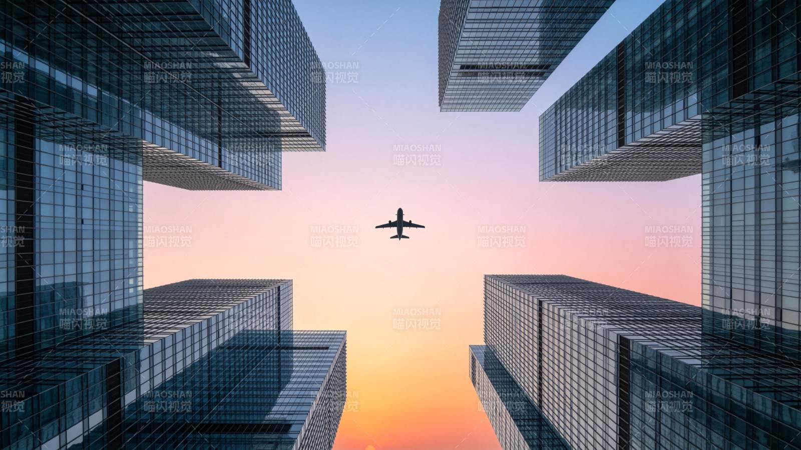 高楼林立间飞机飞越城市天际线图片