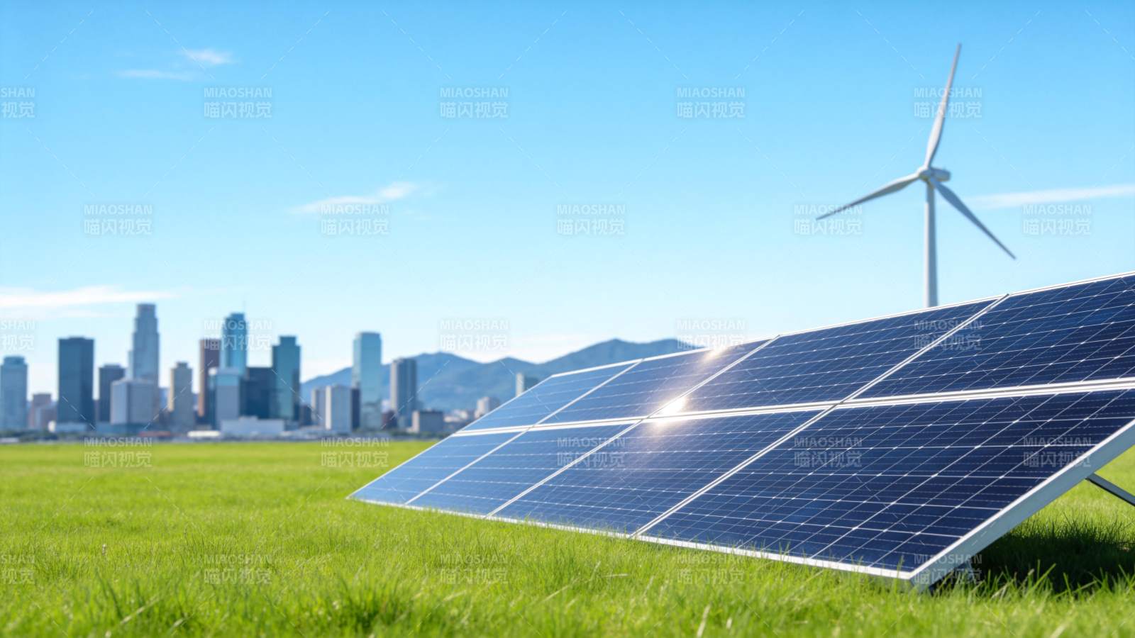 草地上的太阳能板与远处风力发电机城市景观图片
