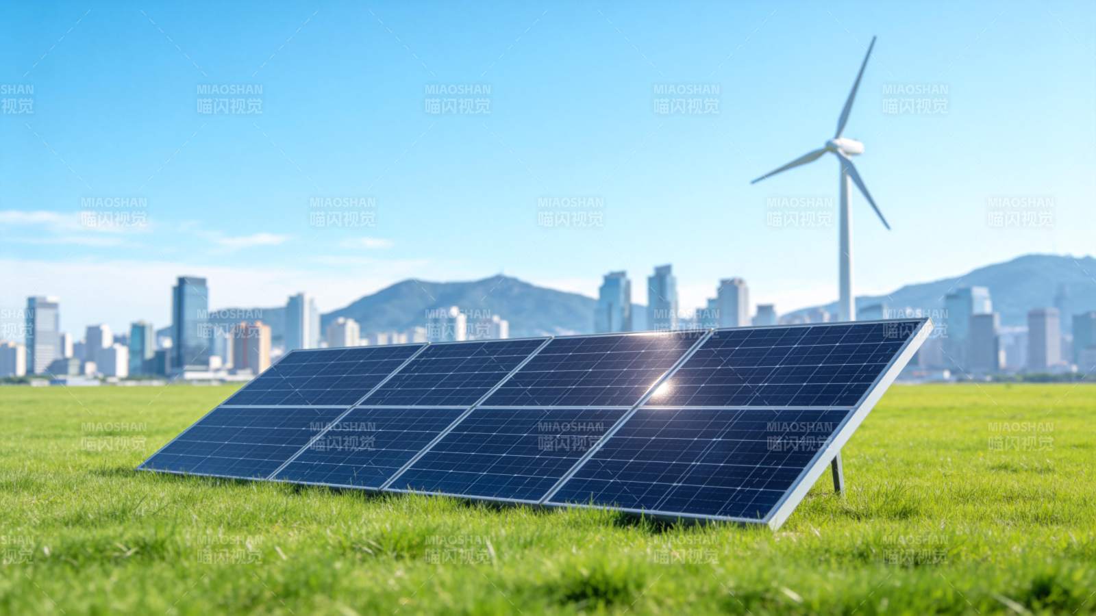 草地上的太阳能板与远处风力发电机城市景观图片