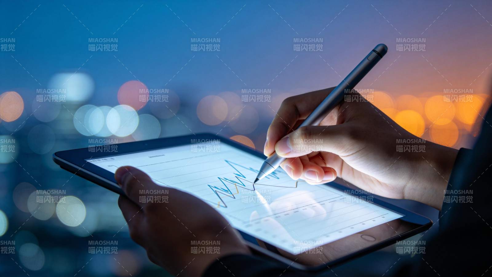 手持平板用触控笔绘制数据折线图图片