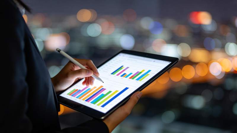 职场人士手持平板分析彩色数据图表图片