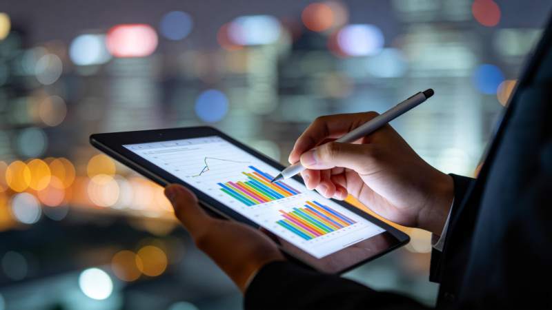 商务人士夜间使用平板分析数据图表图片