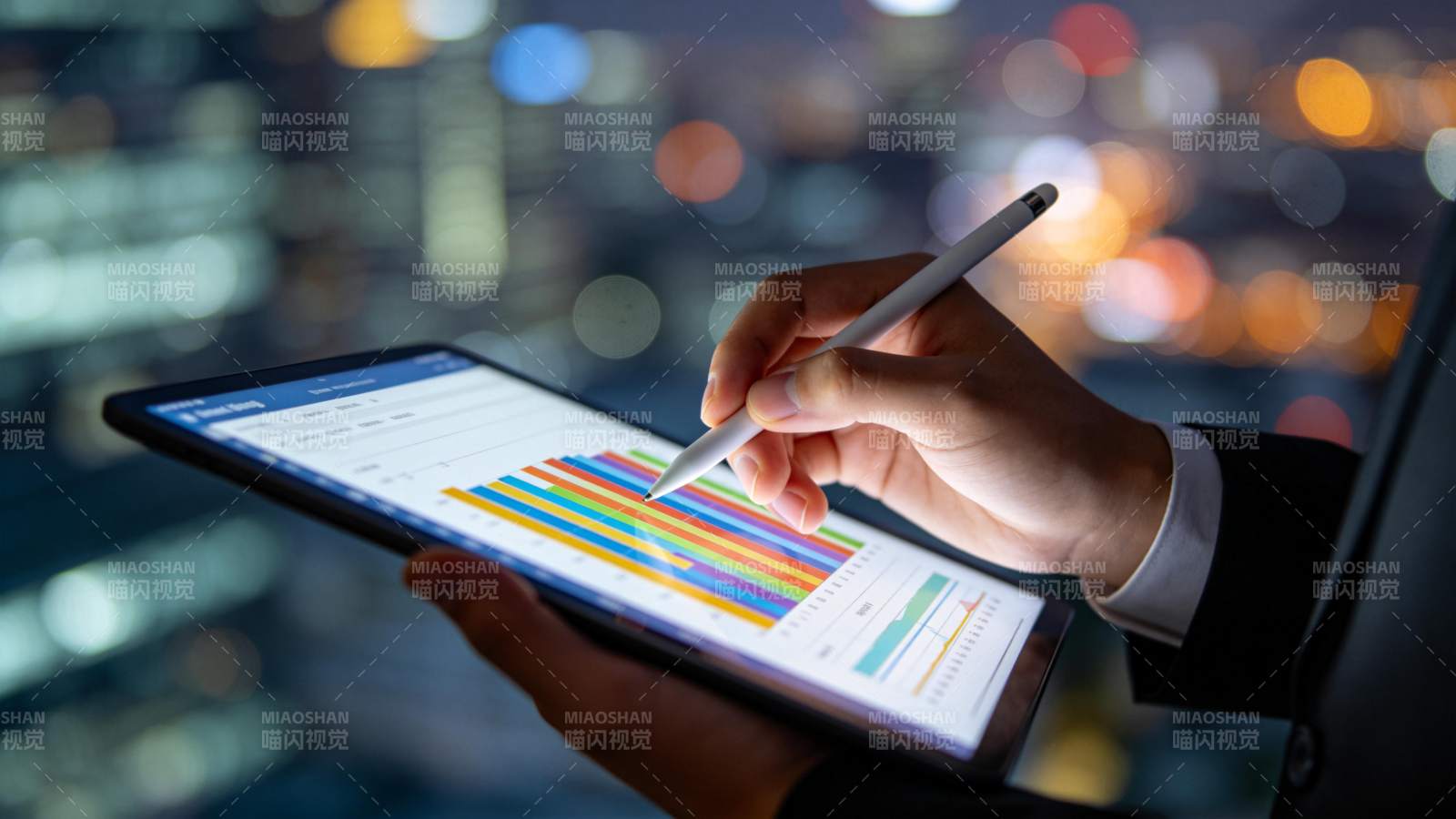 手持平板分析彩色数据图表的商务场景图片