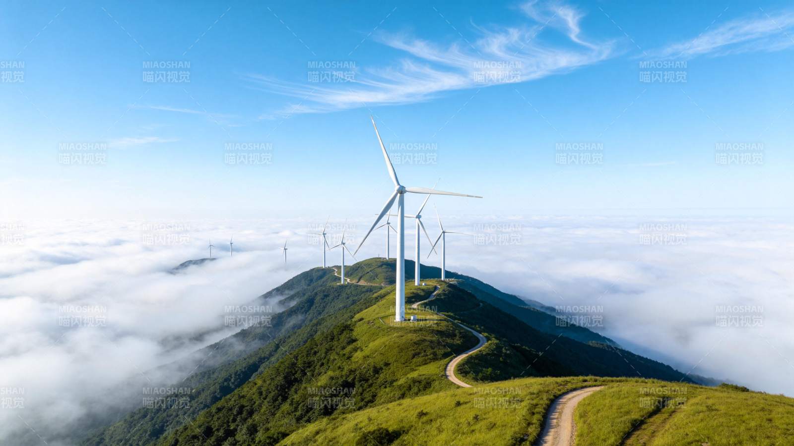 山脊云海之上多座白色风力发电机矗立图片