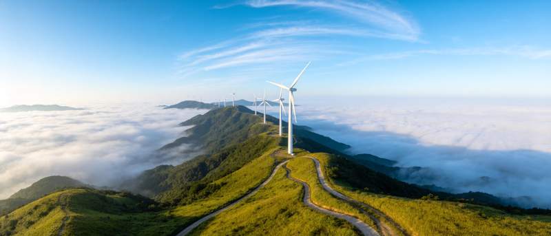 山脊风力发电机群矗立云海之上图片