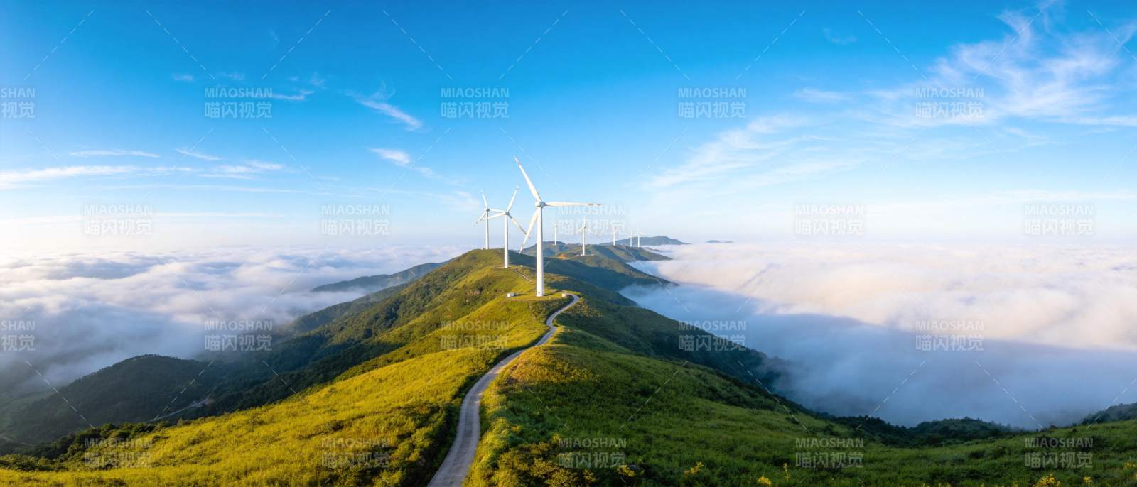 山脊风力发电机群矗立云海之上图片