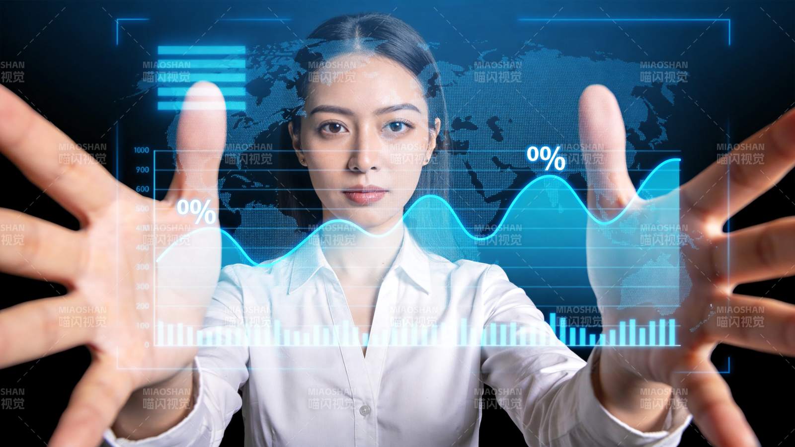 女性操作全息数据图表界面展示图片