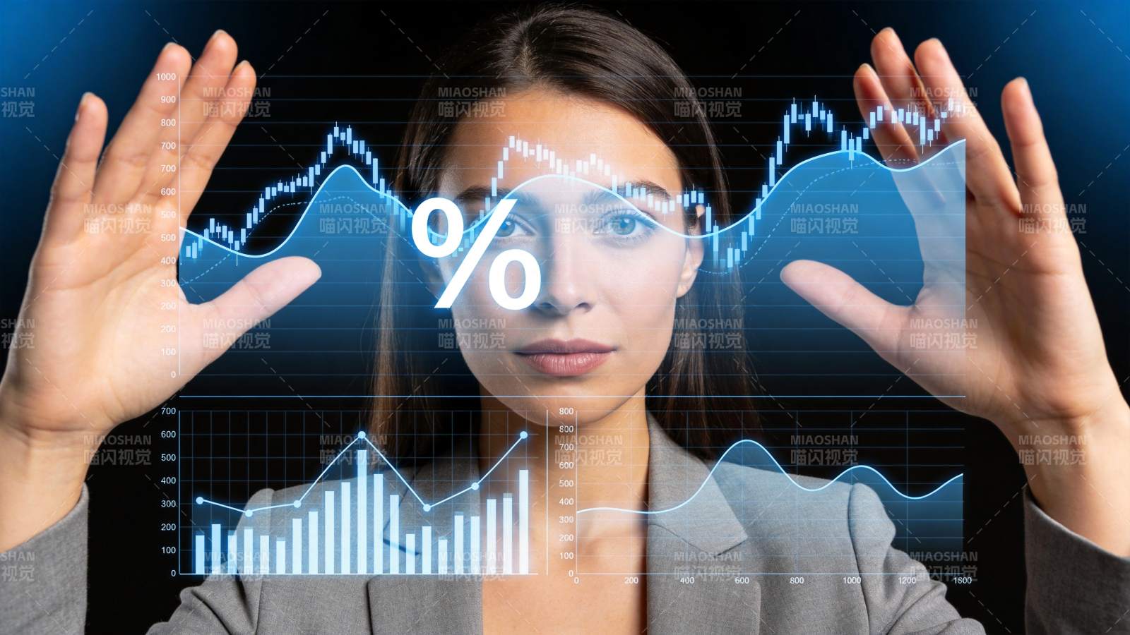 女性展示虚拟金融数据图表与百分比符号图片