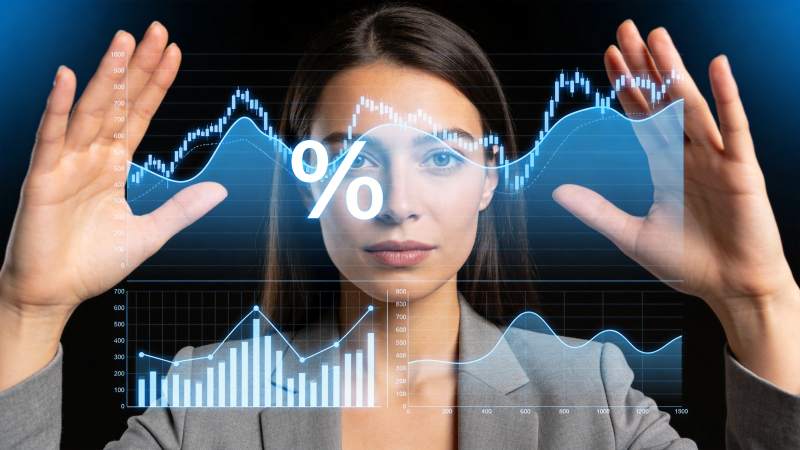 女性展示虚拟金融数据图表与百分比符号图片