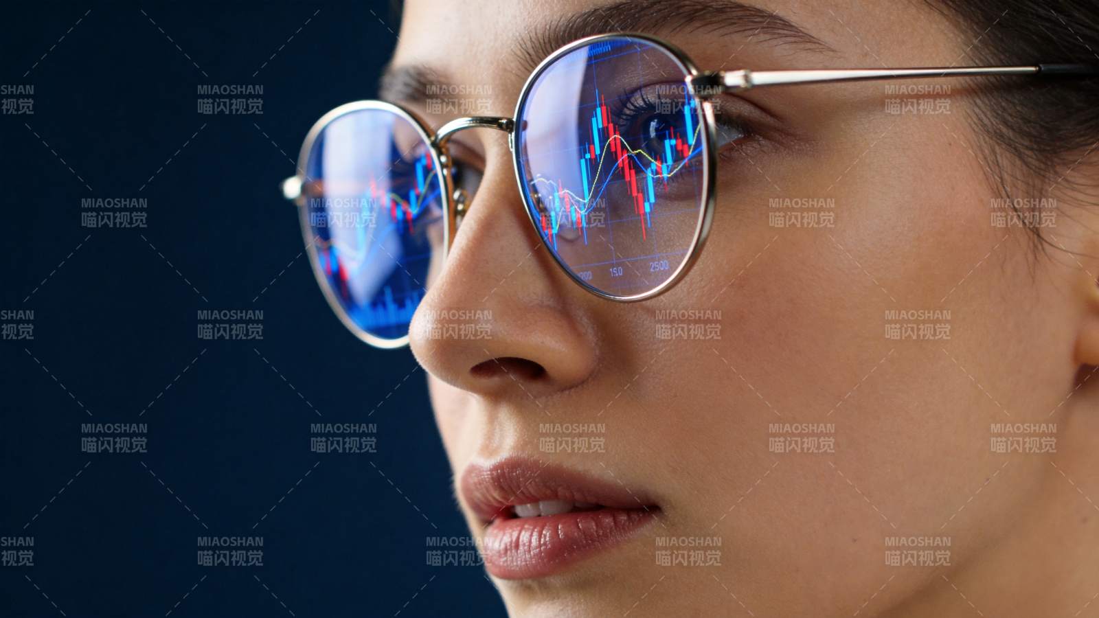 戴眼镜女性镜片反射股票K线图图片