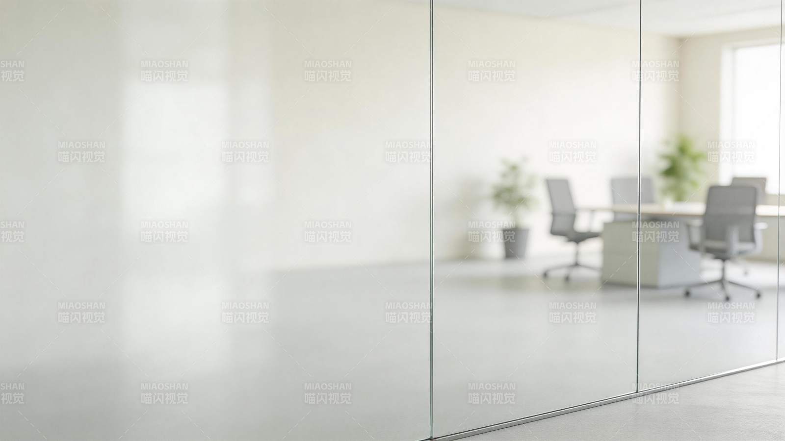 现代办公室玻璃隔断与会议桌椅场景图片