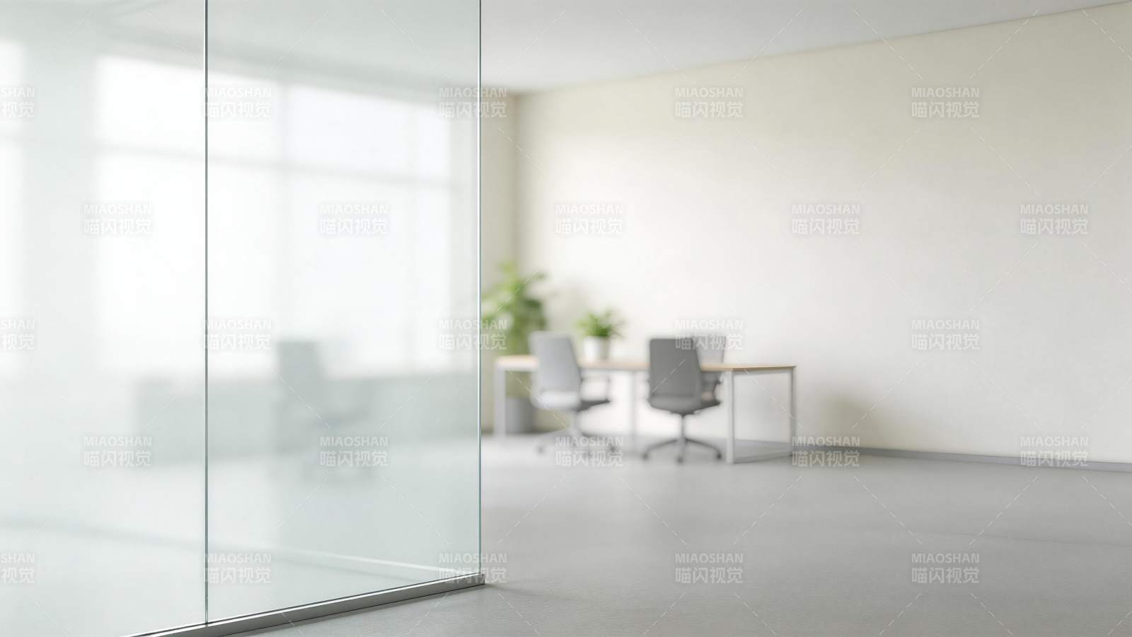 现代办公室玻璃隔断与办公桌椅布局图片