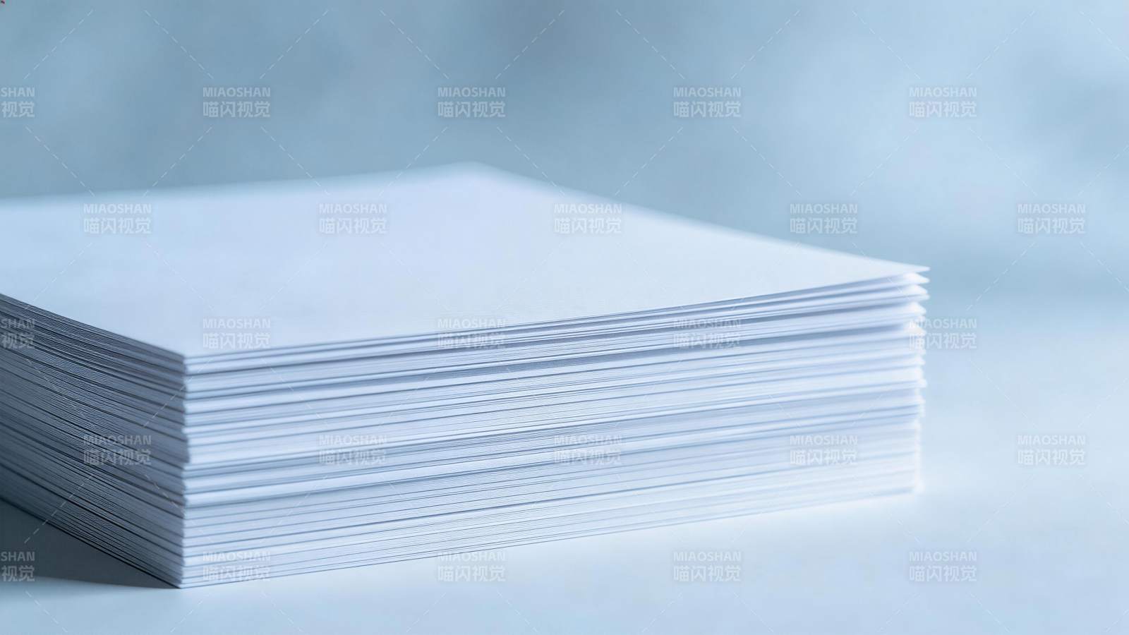 一叠整齐摆放的白色打印纸张特写图片