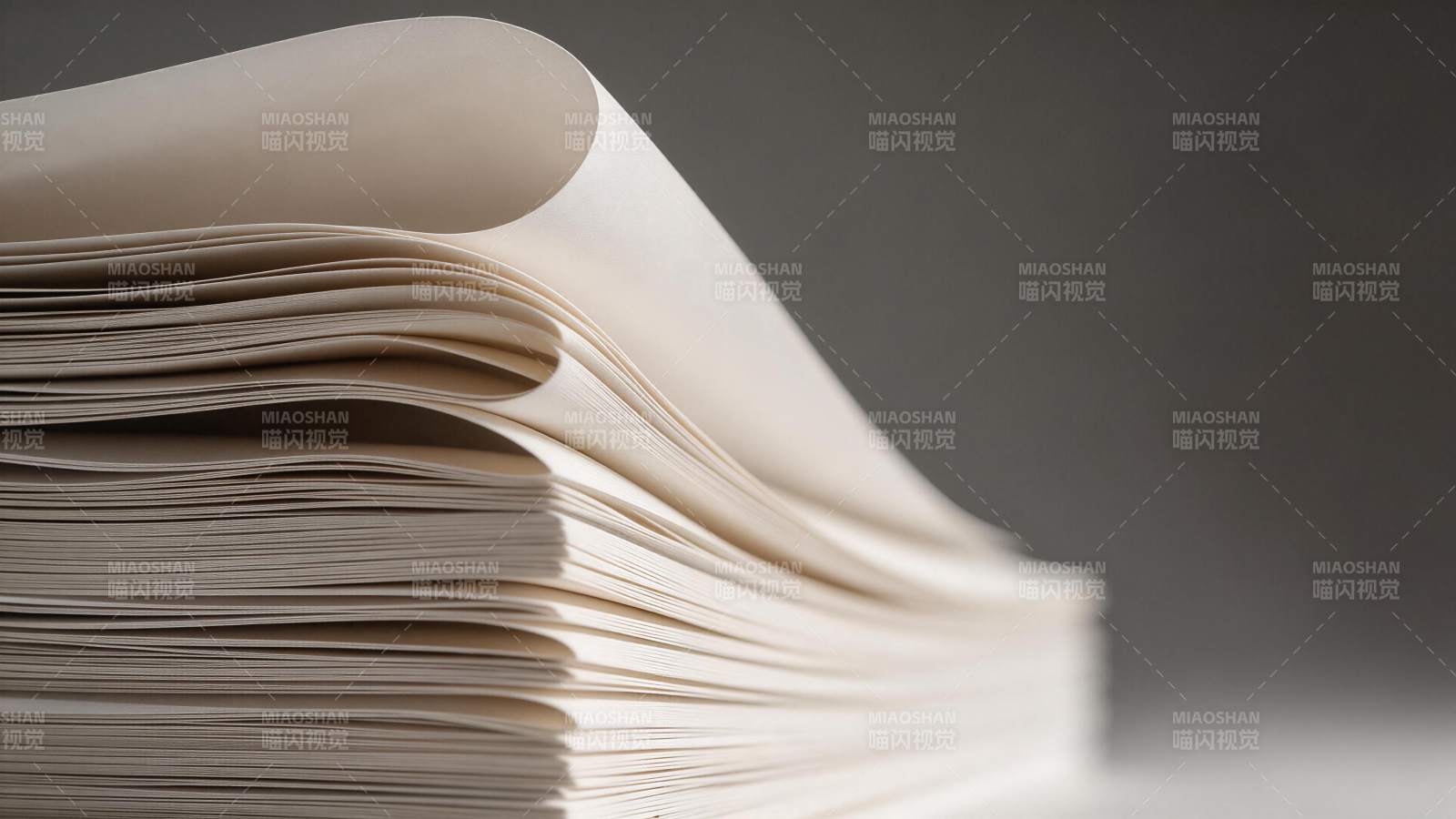 一叠整齐堆叠的白色纸张特写图片