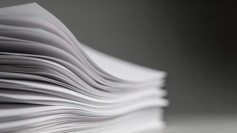 一叠白色纸张堆叠形成的波浪状层次图片