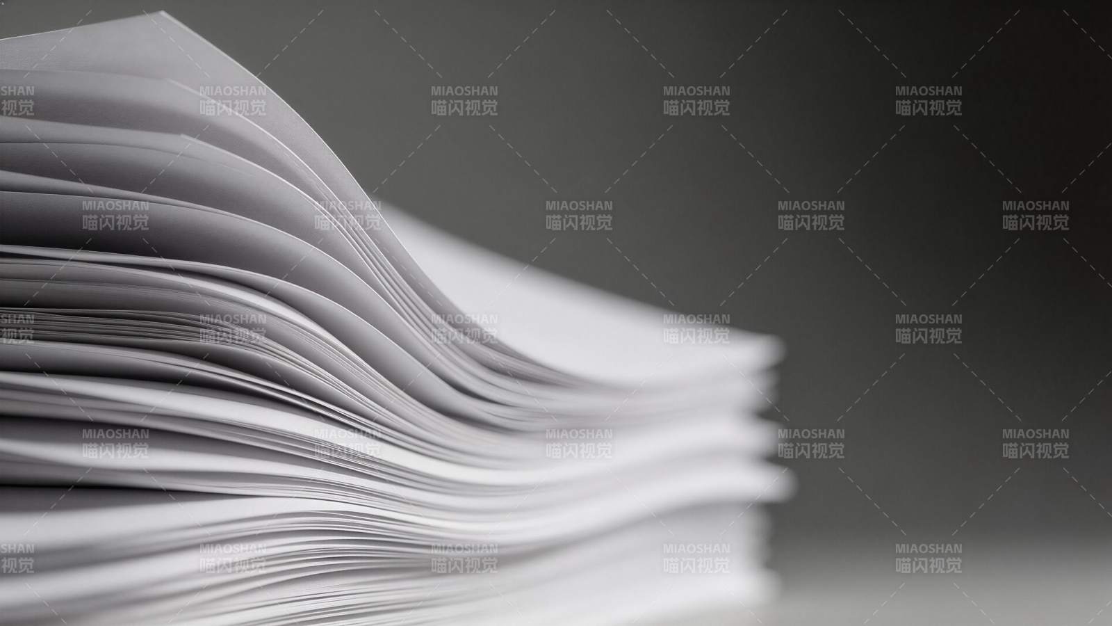 一叠白色纸张堆叠形成的波浪状层次图片
