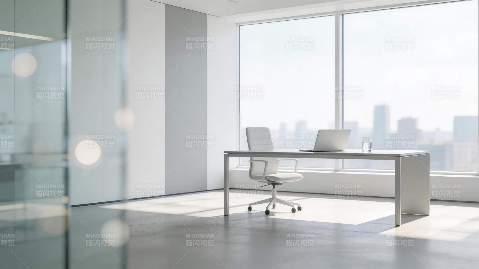 现代办公室内白色办公桌椅与落地窗景观图片