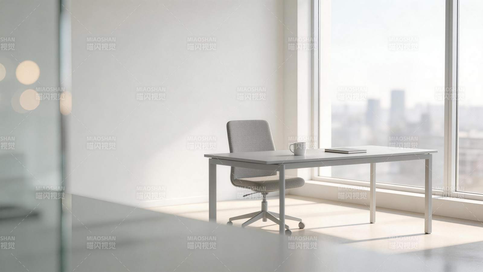 明亮办公室内单人办公桌椅与城市窗景图片