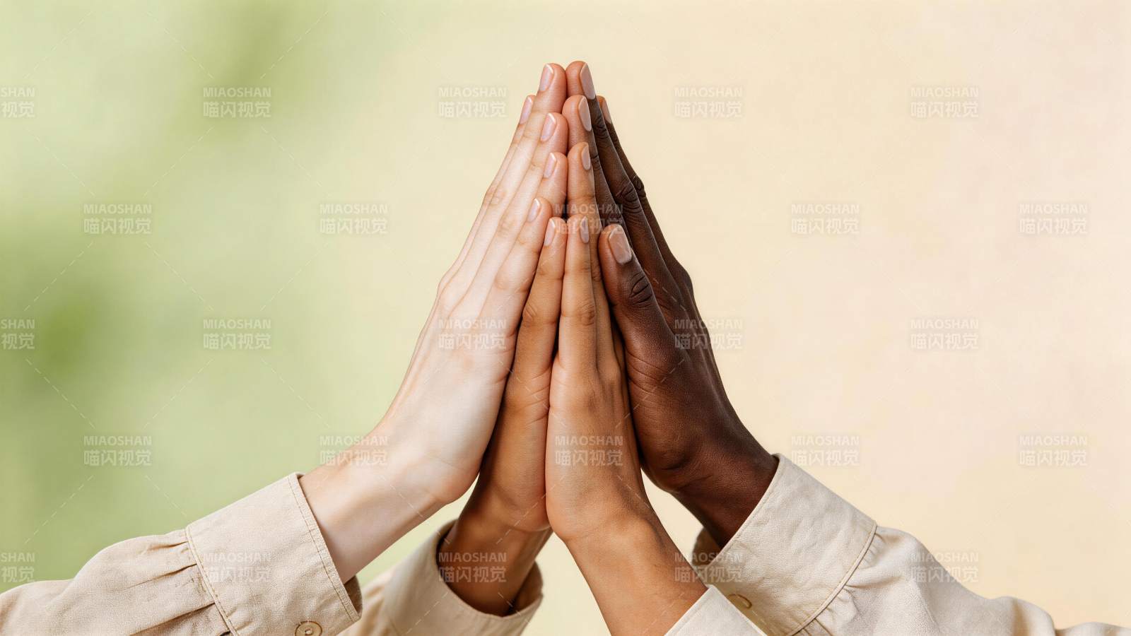 四只不同肤色手掌合十叠放特写图片