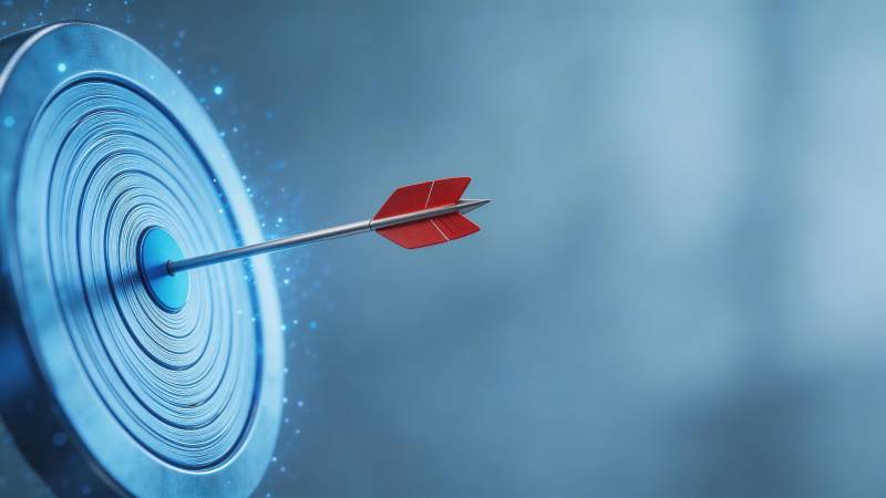 红色箭矢精准命中蓝色靶心中心位置图片