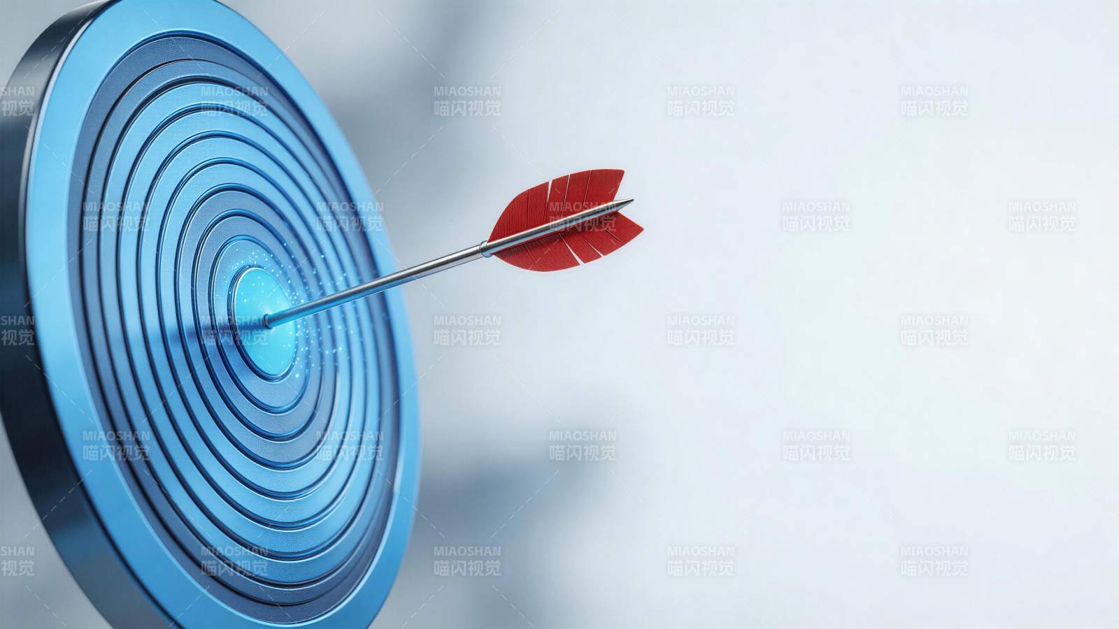 蓝色靶心被红色箭矢精准命中中心图片