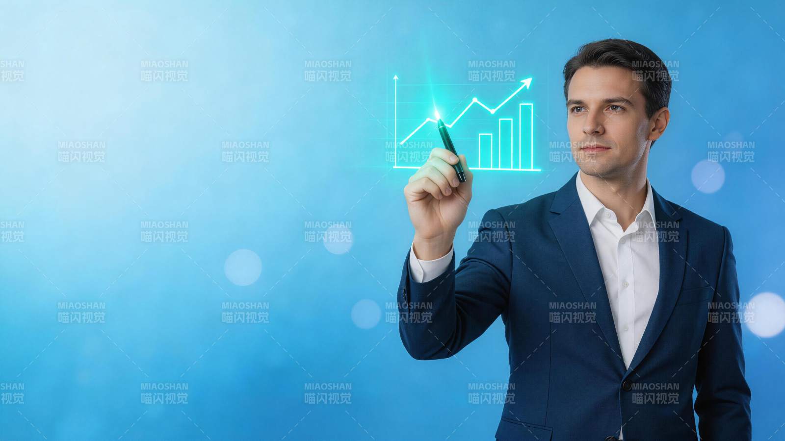 商务人士用触控笔绘制上升趋势图表图片