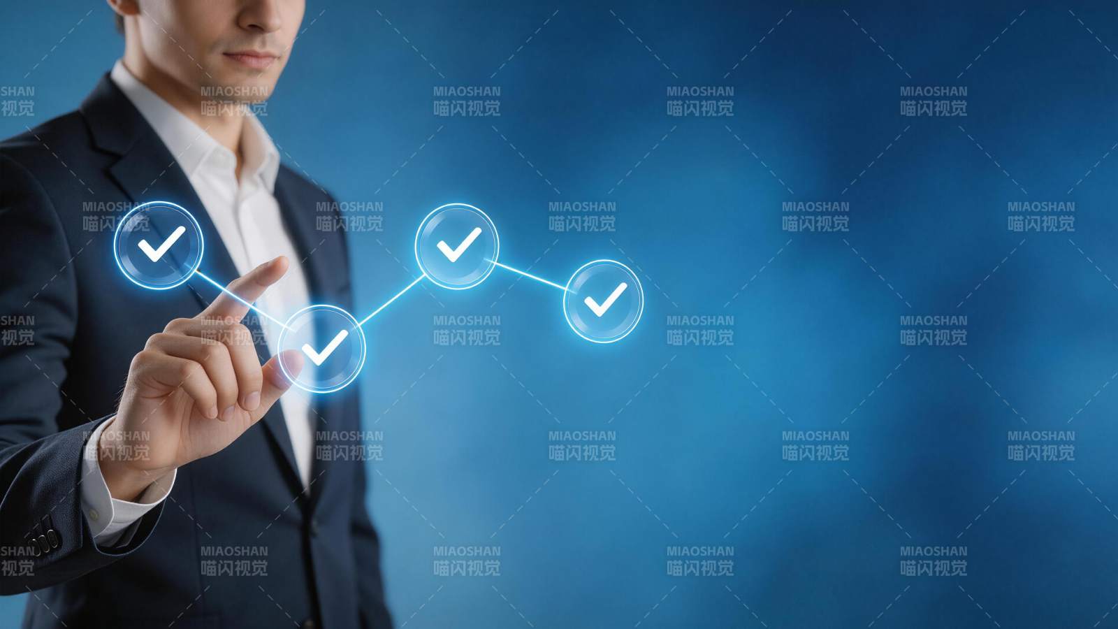 商务人士触控虚拟流程确认界面图片