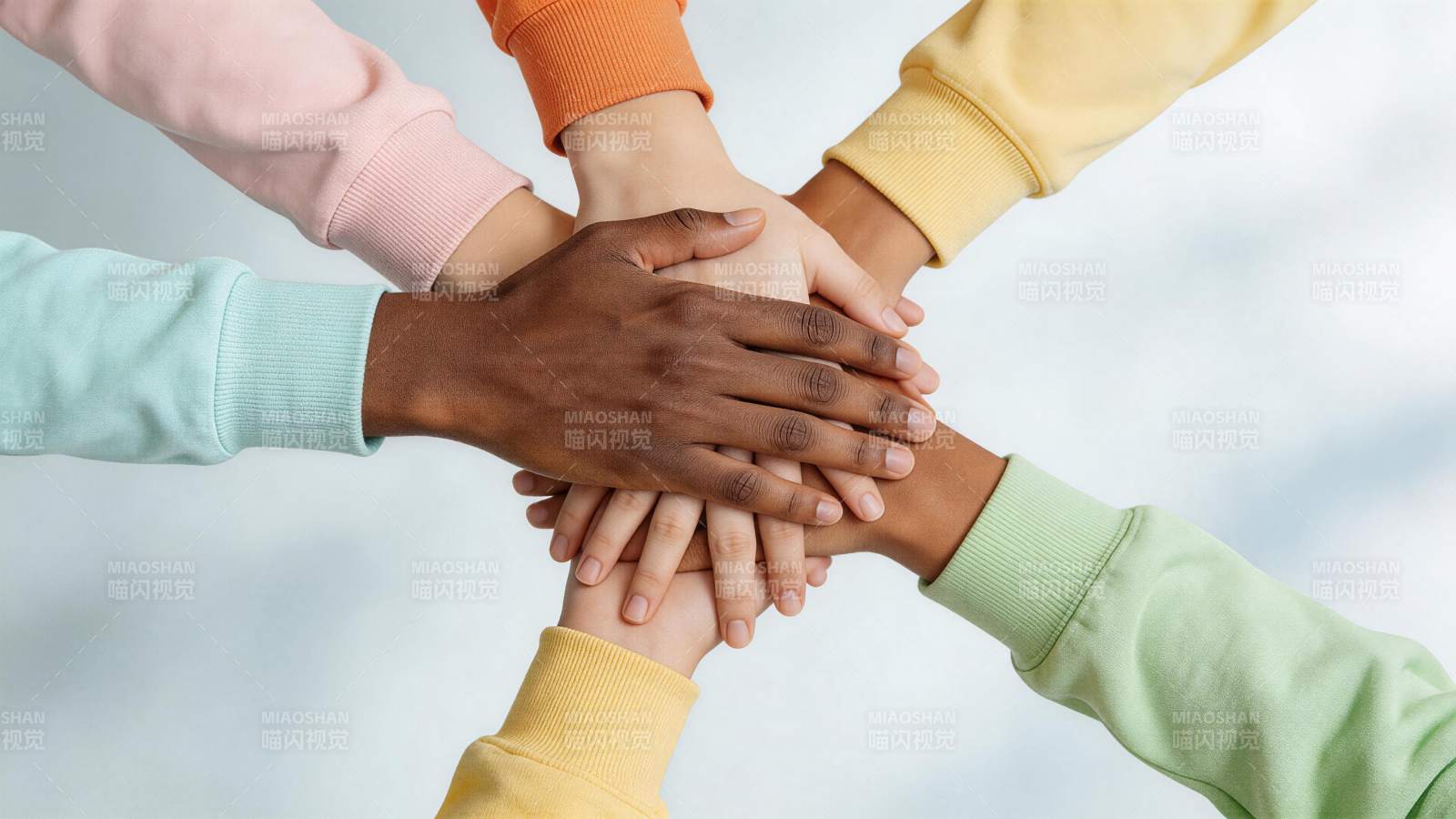 多人叠手象征团结协作的特写画面图片