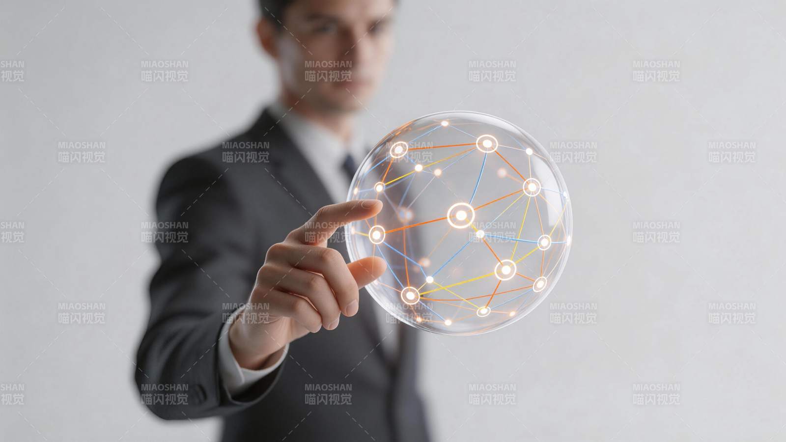 商务人士触碰发光网络连接球体图片