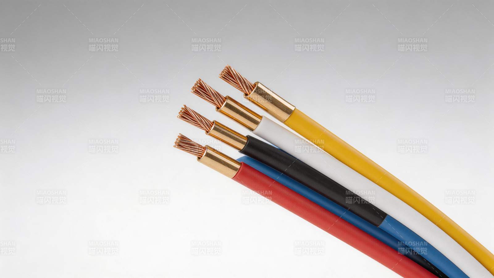 四根彩色绝缘铜芯电缆端部特写展示图片