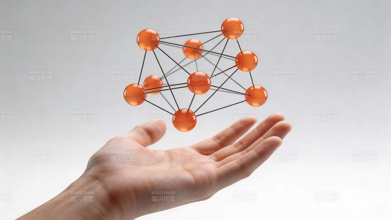 手掌托举橙色球体连接网络结构模型图片