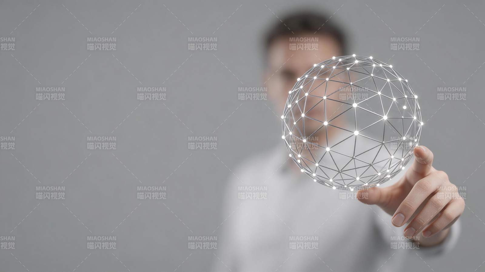 男子手持发光网格球体展示科技感图形图片